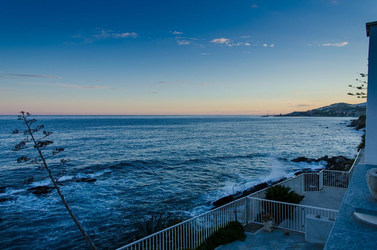 Seaside Holiday Apartment - Unique Location Cipressa 외부 사진